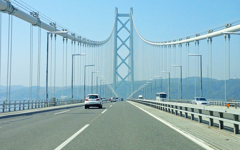 使用されているアスファルトは、天然のトリニダッド・レイク・アスファルト（TLA）