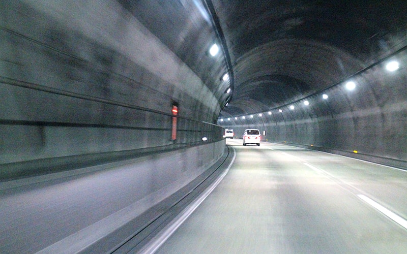 明るさを向上するドライバーにやさしい明色舗装